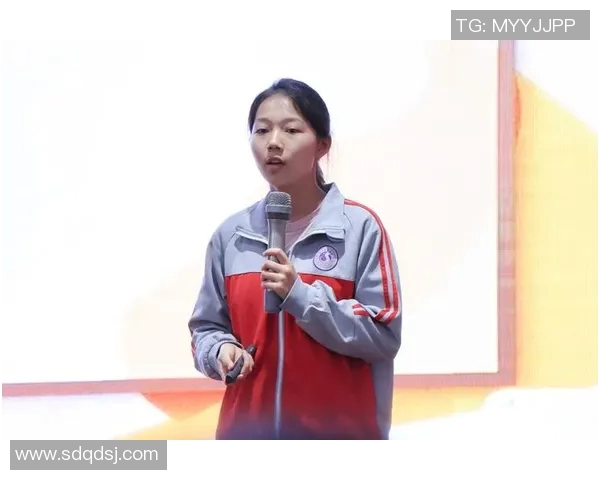 余爽化身足球明星展现魅力风采引发热议与关注